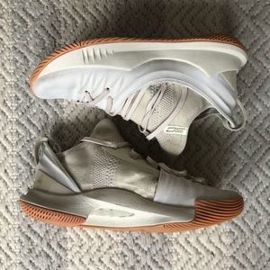 Steph Curry Under Armour 5’s Tan Gum